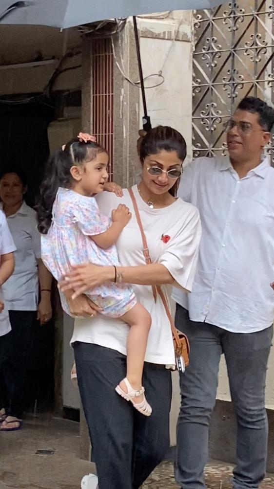 shilpa-shetty-spotted-with-her-daughter